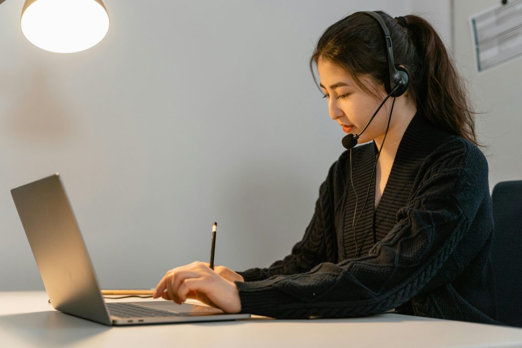 Virtual assistant for online businesses managing tasks remotely