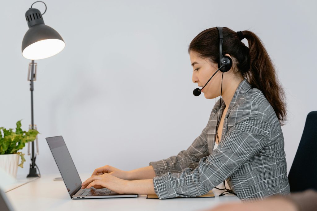 Top Tasks You Can Outsource to a Virtual Assistant Virtual Assistant task workflow on a laptop